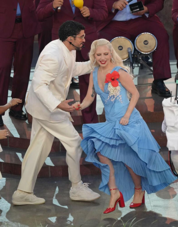 Halftime show na Super Bowl 2026: Bad Bunny, Lady Gaga, Pedro Pascal, Cardi B, John Bon Jovi i smaczki polityczne