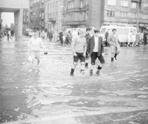 Warszawa zniknęła pod wodą! Zalane ulice i chodniki. Co tam się działo! Archiwalne zdjęcia z lat 60.