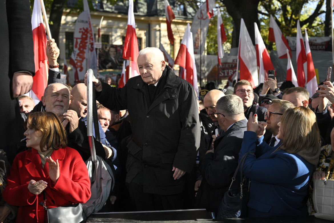 Jarosław Kaczyński w trakcie protestu przed Trybunałem Konstytucyjnym