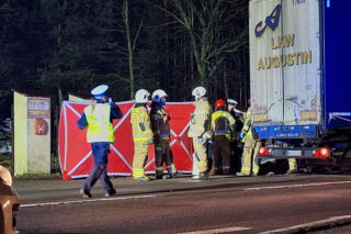 Tragedia pod Płońskiem. DK50 zablokowana po zderzeniu ciężarówki i osobówek. Jedna osoba nie żyje
