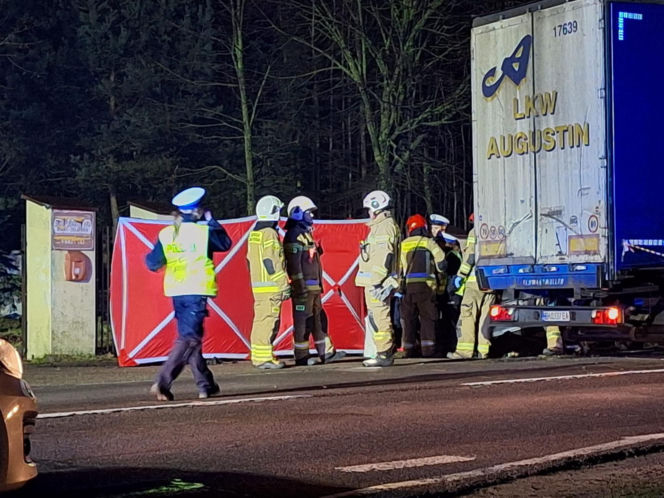Tragedia pod Płońskiem. DK50 zablokowana po zderzeniu ciężarówki i osobówek. Jedna osoba nie żyje