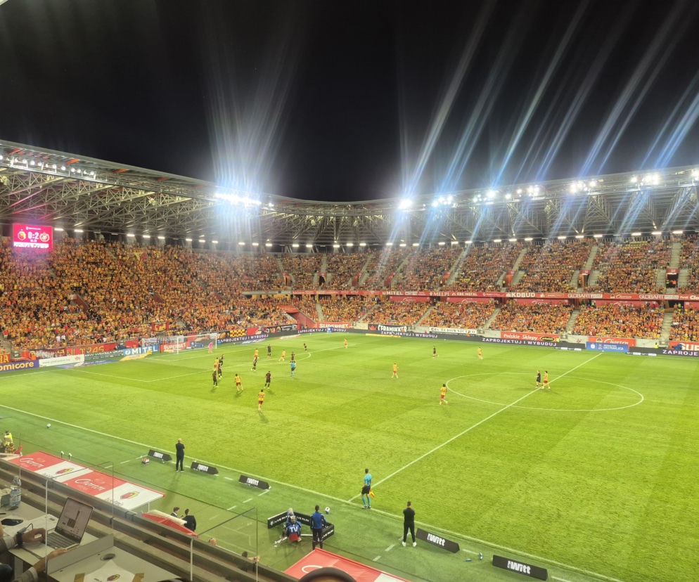 Mecz Jagiellonii z Widzewem na pełnym stadionie w Białymstoku. Relację ze spotkania znajdziesz w Eska Białystok.