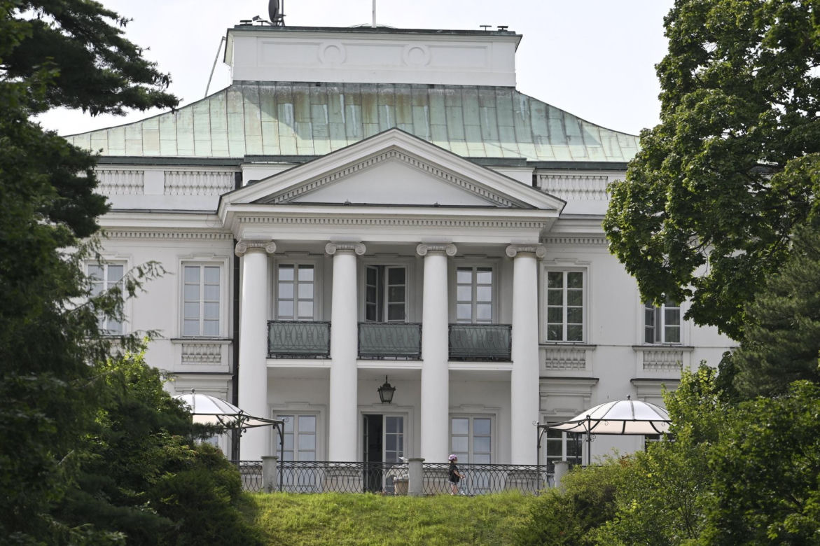 Rodzina Nawrockich przejęła Belweder: Kasia w kasku na hulajnodze, teściowe na balkonie