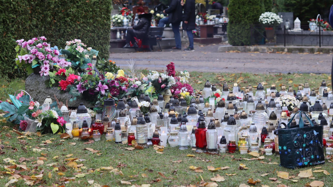 Oprócz znicza można było kupić kebaba. Tłumy przy cmentarzy na lubelskim Majdanku. Zobaczcie!
