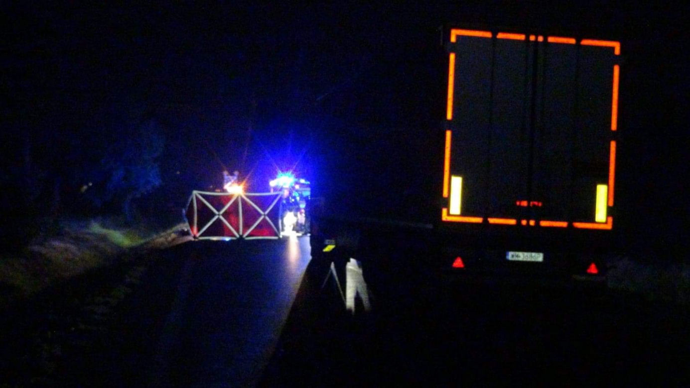 Koszmar pod Żyrardowem. 43-latek potrącony przez tira i samochód. Nie żyje