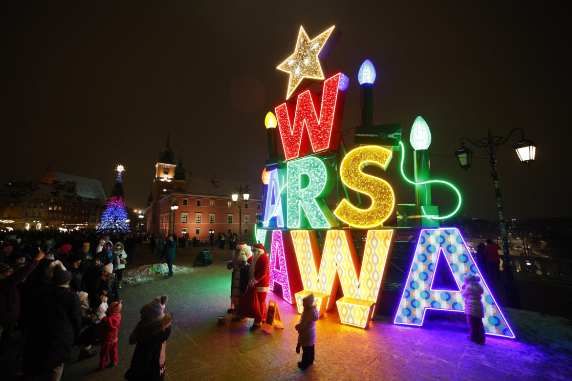 Świąteczna choinka i inne dekoracje na placu Zamkowym w Warszawie 2023