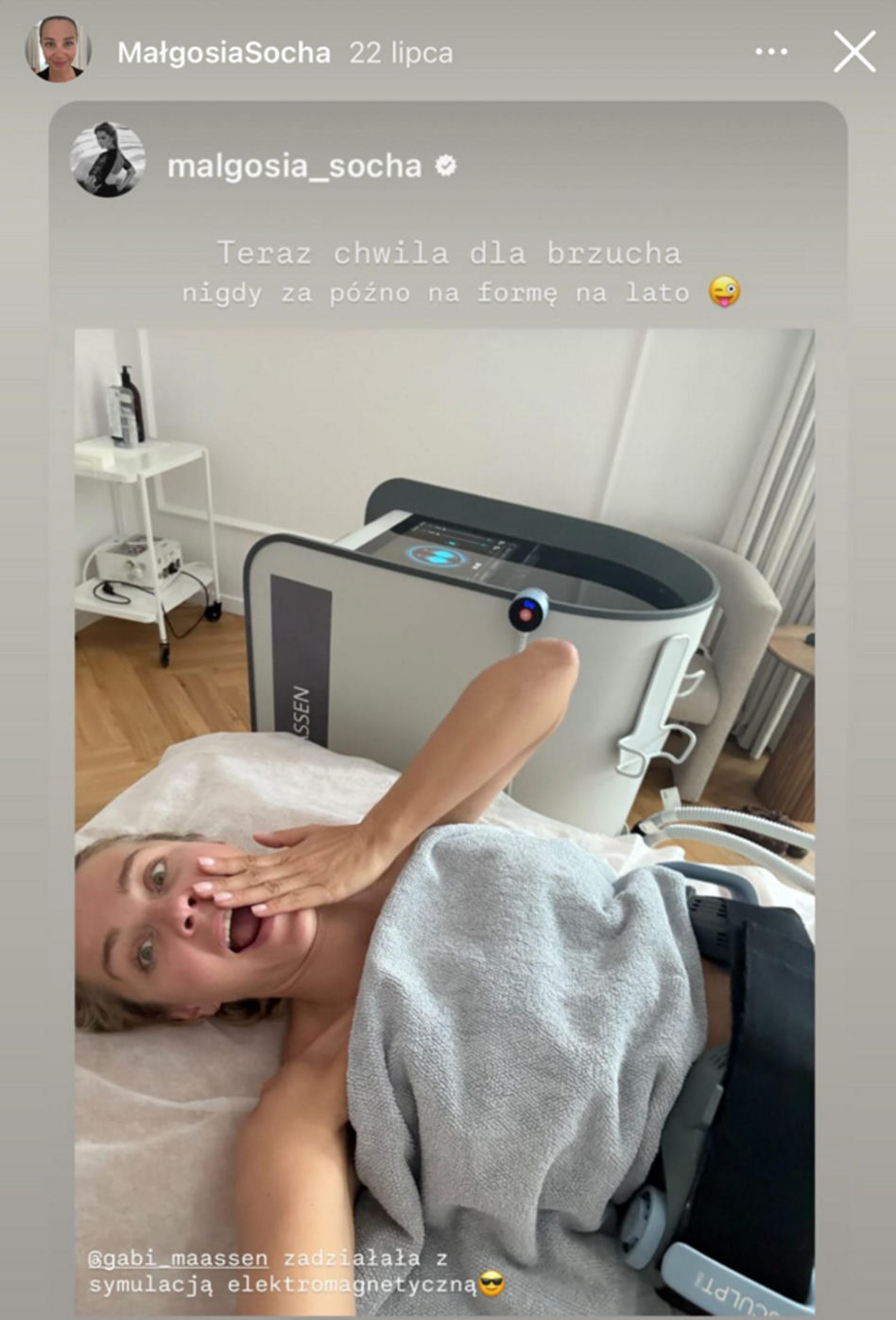 Małgorzata Socha pieści twarz prądem i światłem