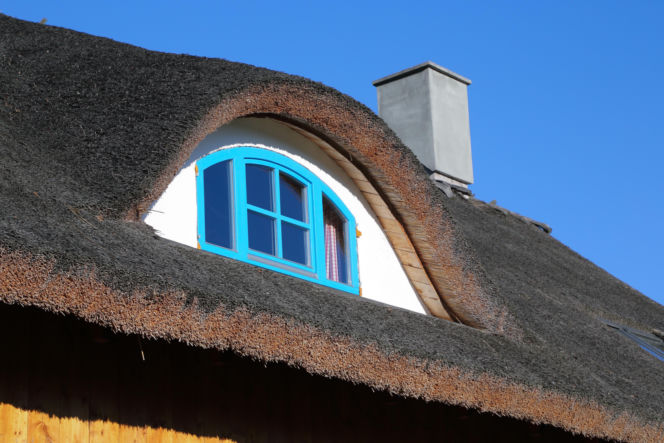 Tradycyjne okno w dachu ze strzechy to tzw. wole oko