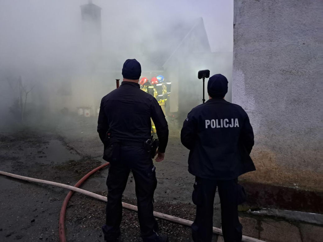 Pożar w Kościerzynie. Policjanci wynieśli z płonącego domu 94-latkę