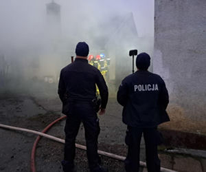 Pożar w Kościerzynie. Policjanci wynieśli z płonącego domu 94-latkę