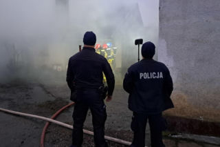 Pożar w Kościerzynie. Policjanci wynieśli z płonącego domu 94-latkę