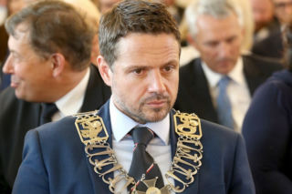 Grożą Trzaskowskiemu ŚMIERCIĄ?! Prezydent jest przerażony. Chodzą za nim krok w krok [ZDJĘCIA]