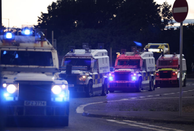 Ofiara nożownika z Belfastu wcześniej była więziona i torturowana. Miasto w rozsypce, służby nie potrafią zatrzymać zamieszek