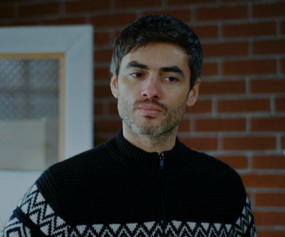 Zamyślony Poyraz z serialu Dziedzictwo na tle ceglanej ściany. O streszczeniu 1034. odcinka przeczytasz na Eska.