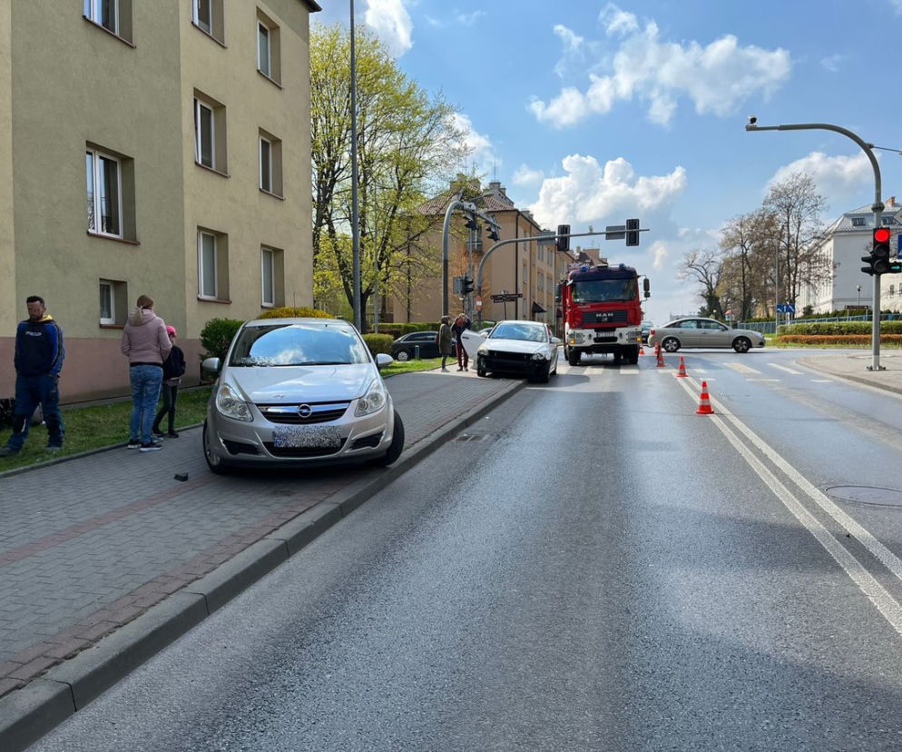 W centrum Tarnowa spacerowała z malutkim dzieckiem. Huknął w nich samochód! Maluch wypadł z wózka