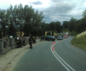 Wypadek w Niewieścinie. Rozpędzona kobieta zakończyła swój rajd na... cmentarzu [ZDJĘCIA]