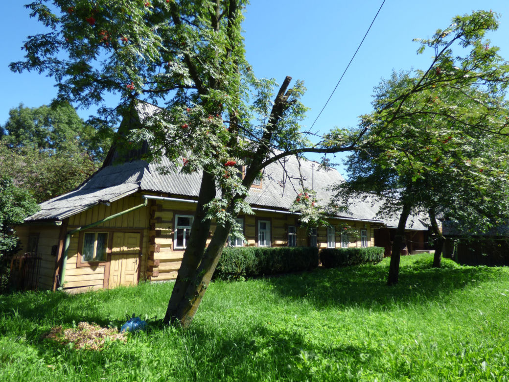 Ta małopolska wieś to żywy skansen. Kilkuset letnie chałupy wciąż zamieszkują mieszkańcy