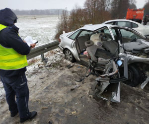 DW 670. Bieniowce - Dąbrowa Białostocka. Wypadek na DW 670. Czołowe zderzenie audi z volkswagenem. Trzy osoby w szpitalu [ZDJĘCIA]