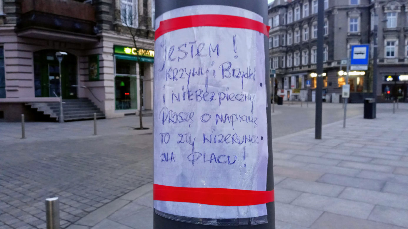 Przechylony słup na placu Zamenhofa