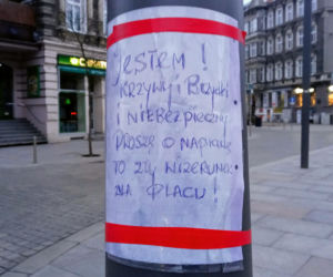 Przechylony słup na placu Zamenhofa