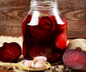 Zakwas buraczany – napój naszych babć, który wraca do łask. Wspiera odporność i działa zaskakująco szeroko