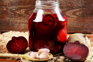 Zakwas buraczany – napój naszych babć, który wraca do łask. Wspiera odporność i działa zaskakująco szeroko
