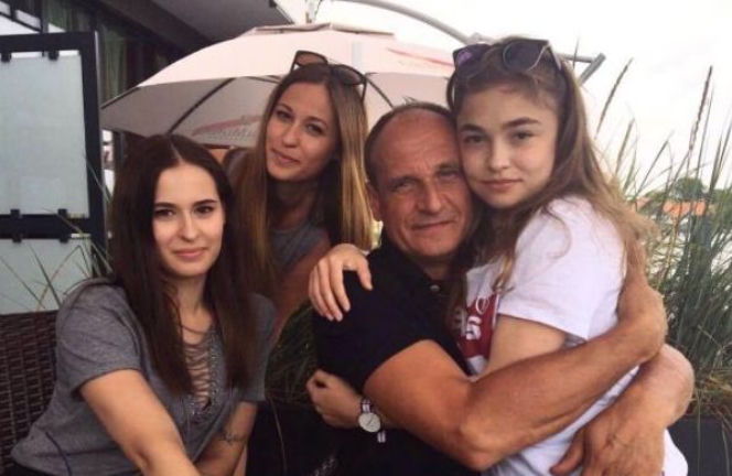 Kukiz w otoczeniu córek. A gdzie jest żona? ZDJĘCIE