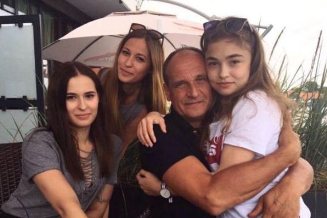 Kukiz w otoczeniu córek. A gdzie jest żona? ZDJĘCIE