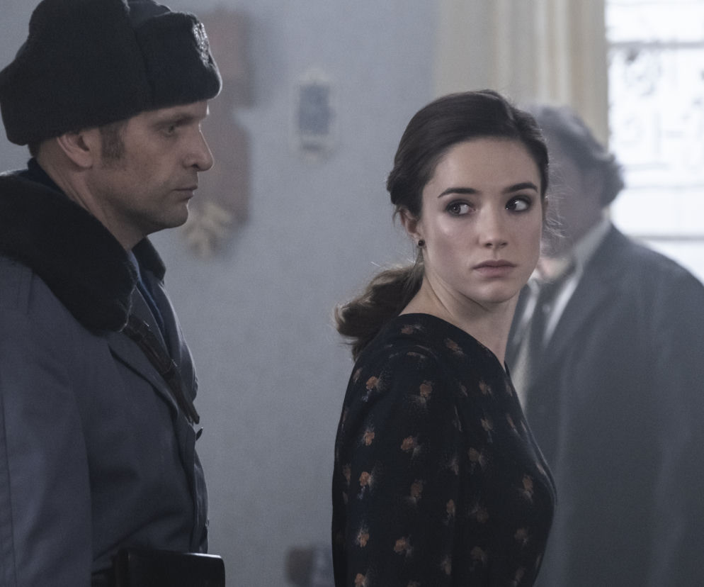 Stulecie Winnych 4., odcinek 46: Ewa aresztowana przez bezpiekę! Wielki cios dla Winnych po pogrzebie Andzi i Stanisława - ZDJĘCIA