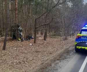 Tragiczny wypadek na DK 62 w powiecie węgrowskim. 19-letni kierowca uderzył w drzewo