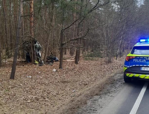 Tragiczny wypadek na DK 62. 19-letni kierowca uderzył w drzewo