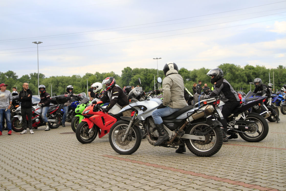 Przed Areną Lublin symbolicznie pożegnano dwójkę tragicznie zmarłych motocyklistów