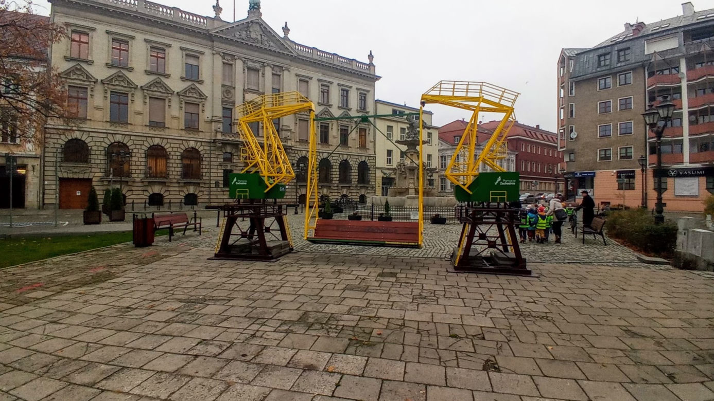 "Dźwigozaurowa" huśtawka stanęła na placu Orła Białego