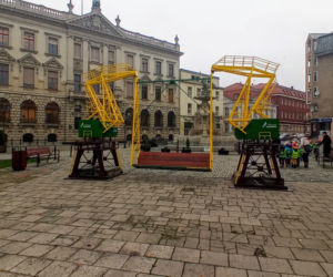 Dźwigozaurowa huśtawka stanęła na placu Orła Białego