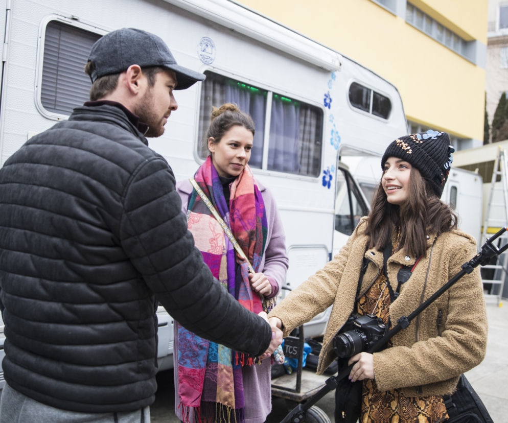 Za marzenia 2 sezon, odc. 11. Dorota (Maria Szafirska-Wieczorek) Szymon (Kamil Kula), blogerka (Julia Wieniawa)