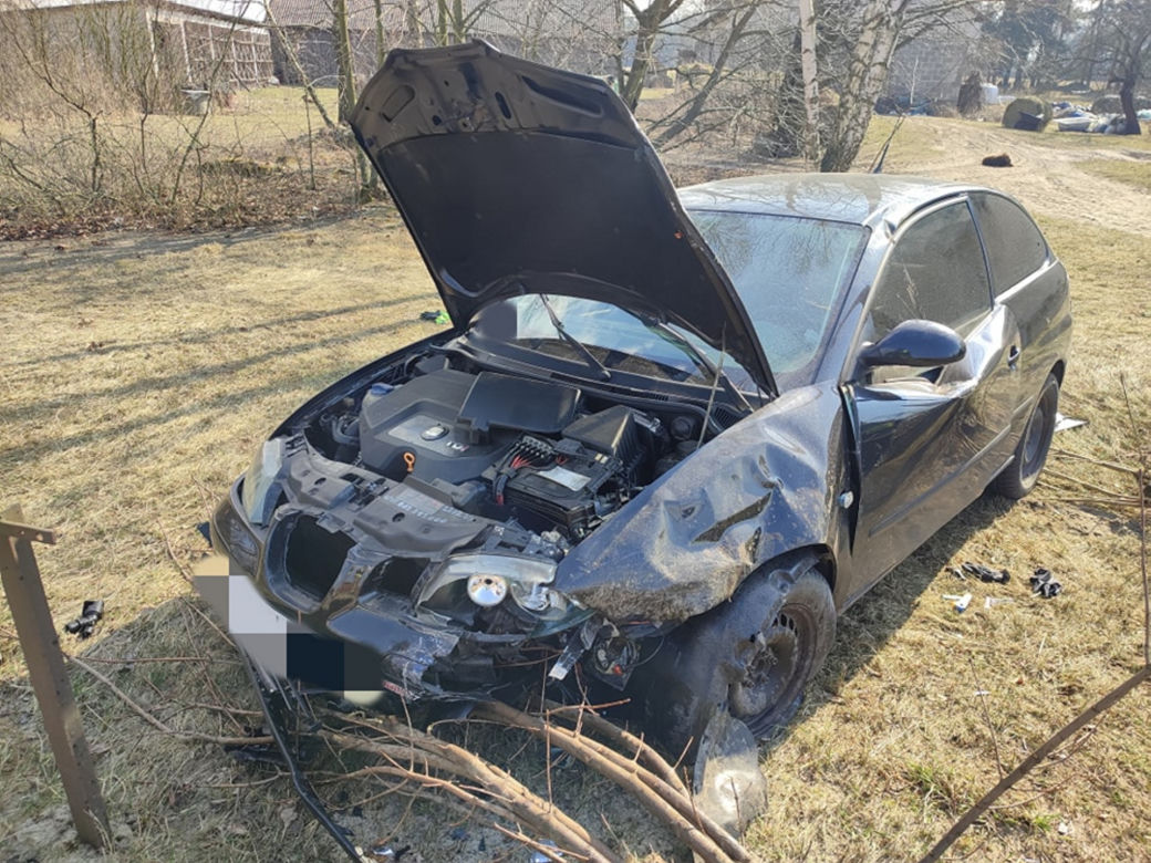 Pijany 21-latek huknął seatem czołowo w radiowóz. Dwóch policjantów trafiło do szpitala