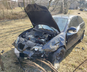 Pijany 21-latek huknął seatem czołowo w radiowóz. Dwóch policjantów trafiło do szpitala