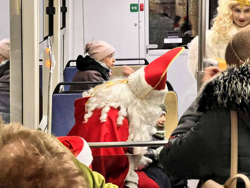 Święty Mikołaj jechał w krakowskim tramwaju 