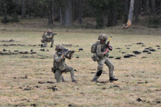 Brytyjscy żołnierze, ćwiczenia na poligonie