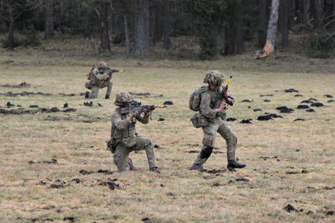 Brytyjscy żołnierze, ćwiczenia na poligonie