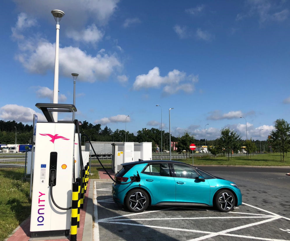 Shell i IONITY uruchamiają pierwsze w Polsce stacje dużej mocy do ładowania pojazdów elektrycznych