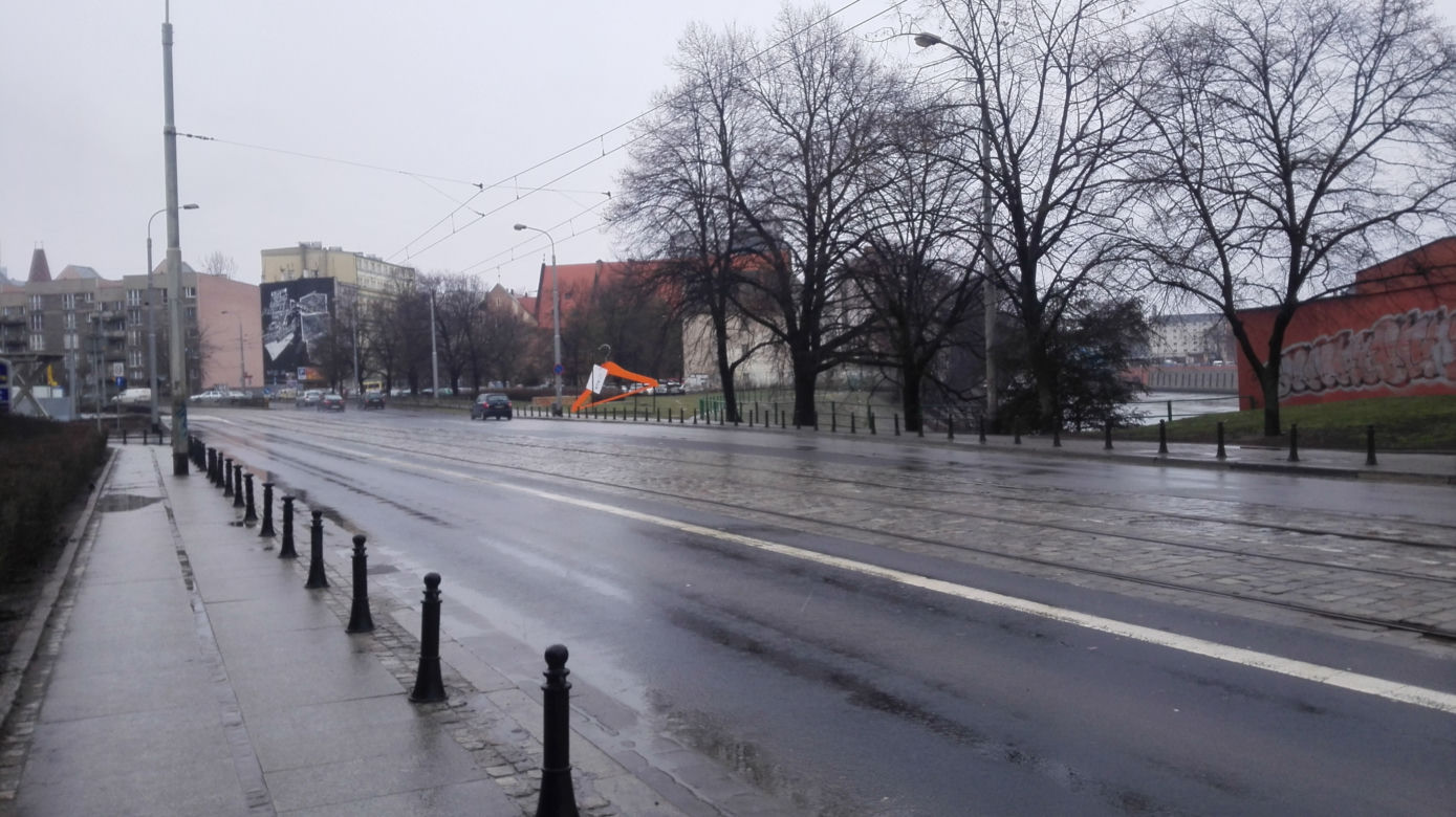 Gigantyczny wieszak w centrum Wrocławia