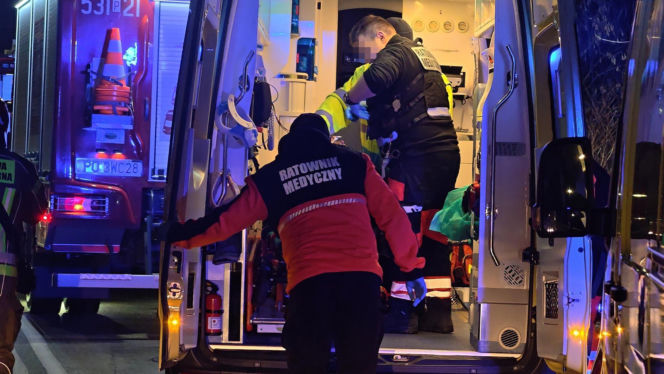 Dachował i wpadł do rzeki