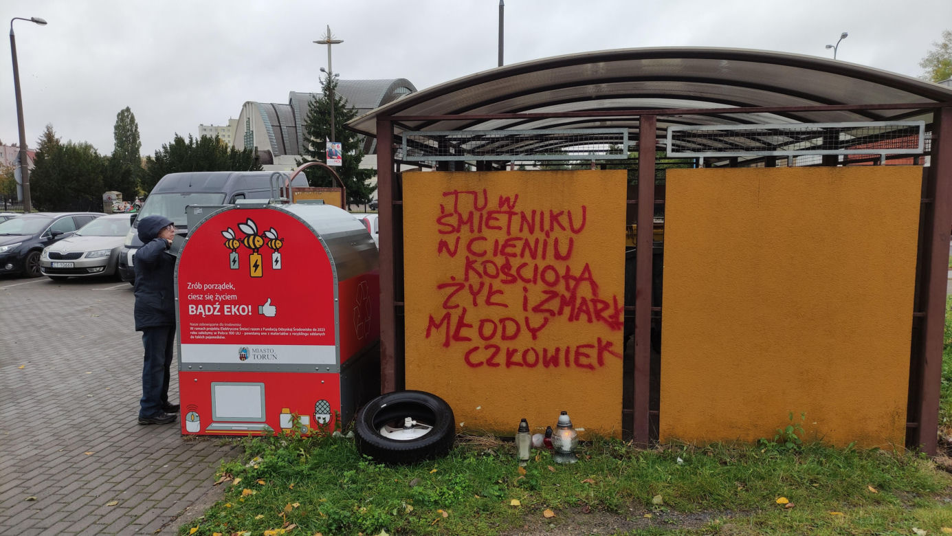 Zwłoki mężczyzny w śmietniku na terenie Torunia. Kontrowersyjny napis