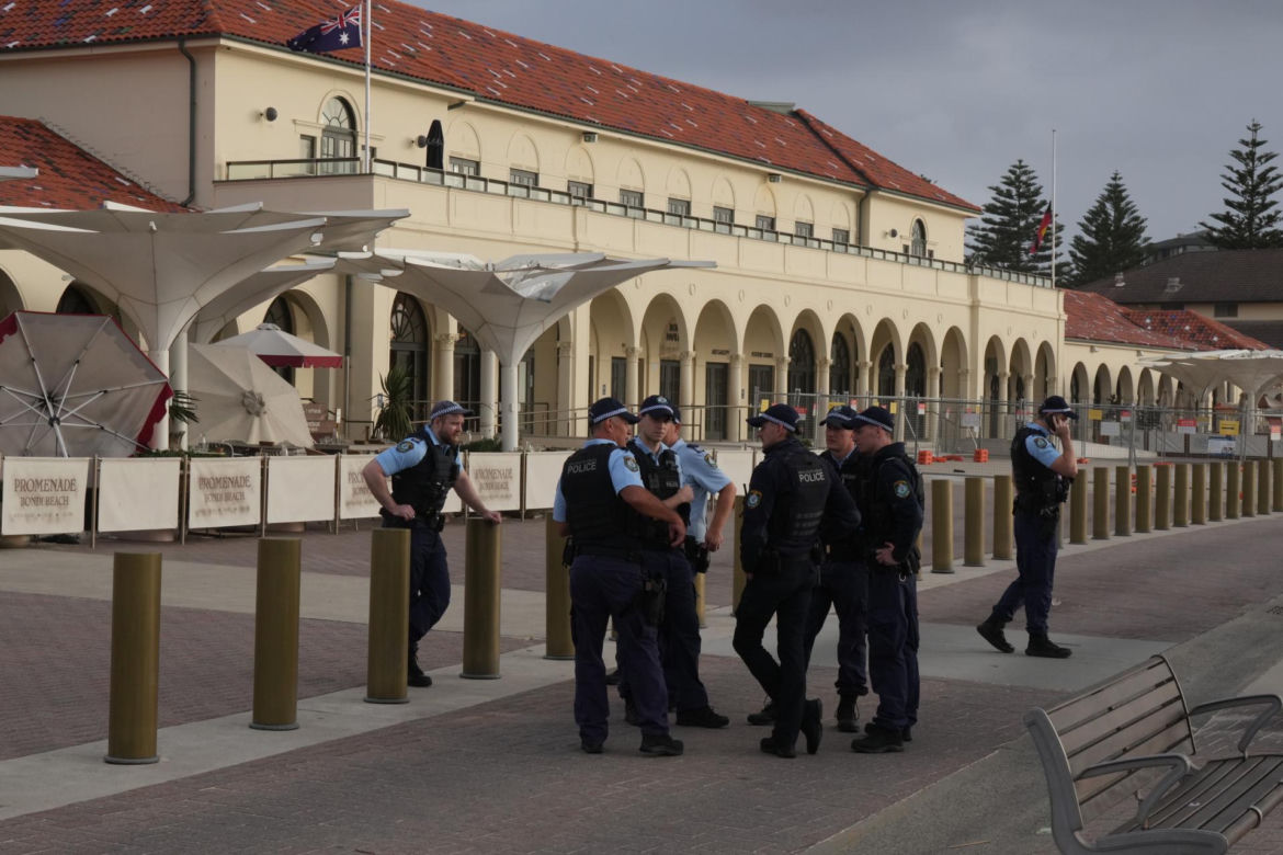 Premier Australii Anthony Albanese zaproponował w poniedziałek zaostrzenie przepisów dotyczących broni palnej po strzelaninie, która miała miejsce w niedzielę na popularnej plaży Bondi w Sydney. Zginęło w niej co najmniej 15 osób.