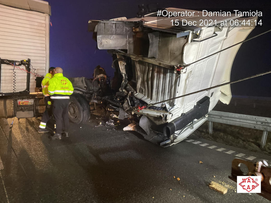 Dwie ciężarówki zderzyły się we mgle na autostradzie A1. Droga zablokowana