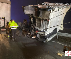 Dwie ciężarówki zderzyły się we mgle na autostradzie A1. Droga zablokowana
