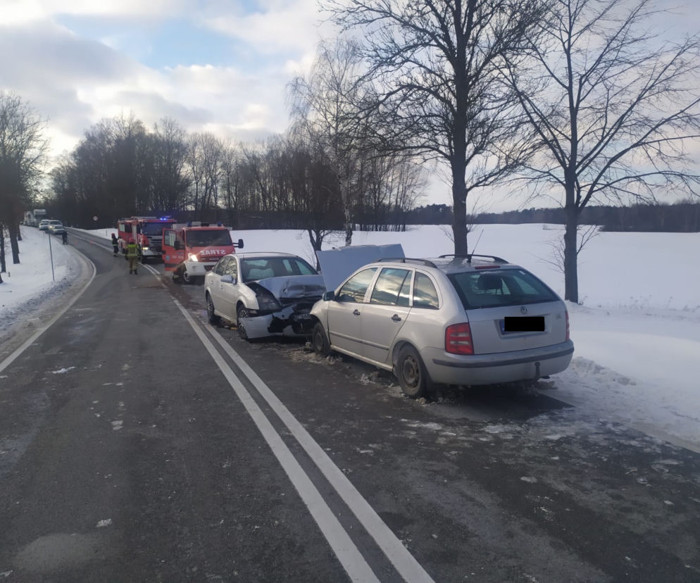 Wypadek na DK 59. Cztery osoby trafiły do szpitala. Droga była całkowicie zablokowana [FOTO]