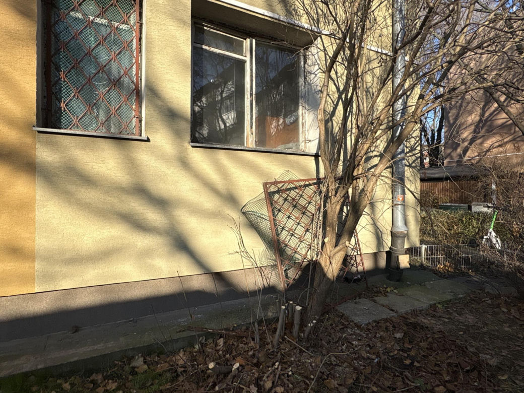 Pożar mieszkania na parterze. Strażacy z ognia wynieśli przerażonego kota