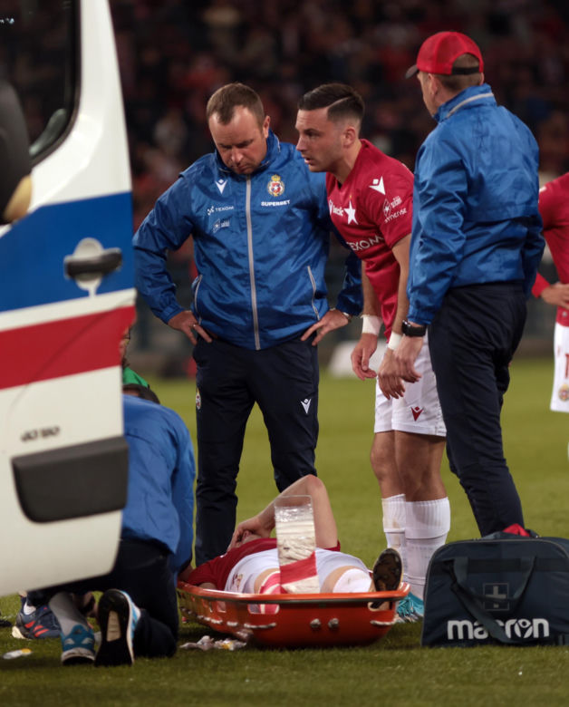 Rafał Mikulec w spotkaniu z Miedzią Legnica nabawił się bardzo groźnie wyglądającej kontuzji. Zawodnik długo opatrywany był na murawie, skąd zabrała do karetka